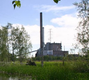 Sähköä tuottava voimalaitos (kuva: Mikko Heikkinen CC-BY-SA)